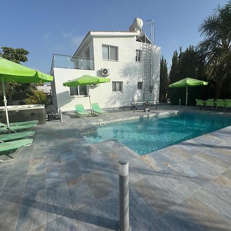 Villa Coralia Gardens 1Km From Coral Bay Beach Exterior foto